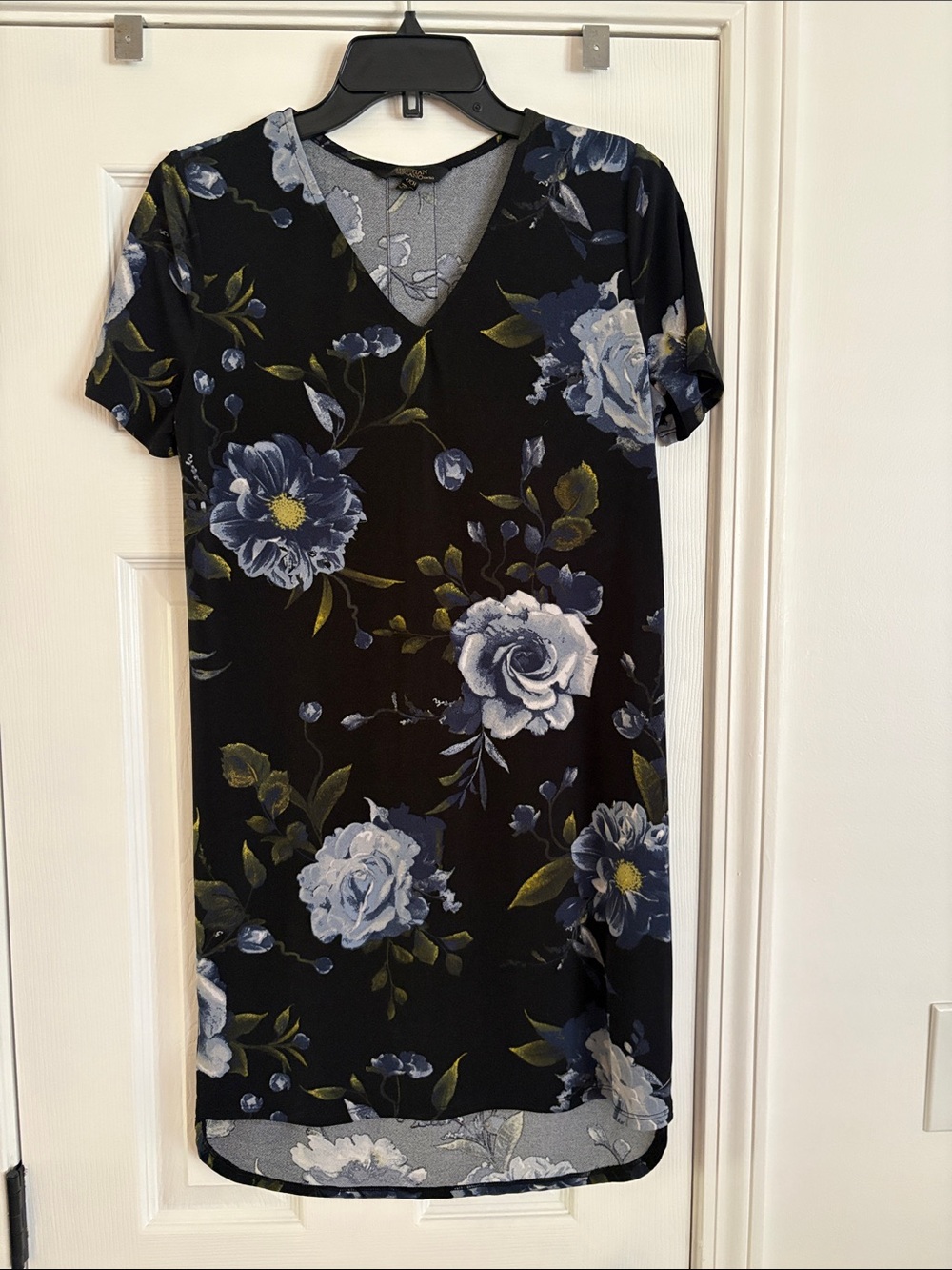 Christian Siriano Black V-Neck Floral Shift Dress with Blue Blooms